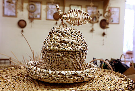 Технологию спирального плетения возрождают в Городокском Доме ремёсел и фольклора