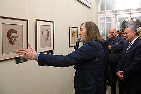 Nikas Safronov's art exhibition in Mogilev