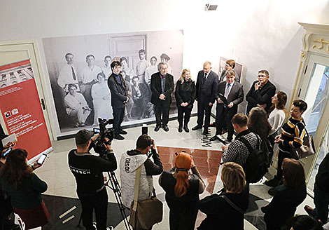 Family of UNOVIS founder Lazar Khidekel visits Vitebsk