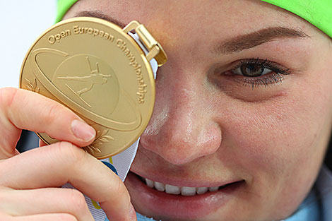 Elena Kruchinkina wins IBU OECH 10km Pursuit Gold 