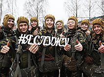 Удзельніцы віцебскага абласнога конкурсу "Каралева Вясна-2020" адзін дзень правялі ў арміі