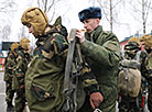 Удзельніцы конкурсу "Каралева Вясна-2020" правялі адзін дзень у арміі  