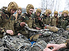 Удзельніцы конкурсу "Каралева Вясна-2020" правялі адзін дзень у арміі  