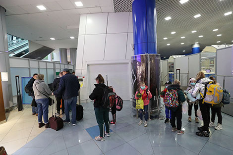 Санитарно-карантинный контроль пассажиров в Национальном аэропорту Минск
