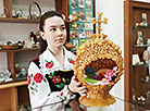 Экскурсовод Анастасия Бугвина демонстрирует пасхальное яйцо, выполненное из макарон