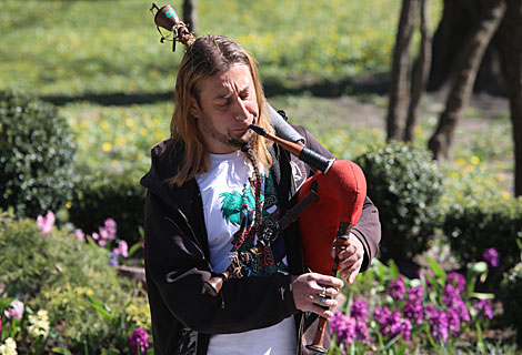 A street musician in Gomel park