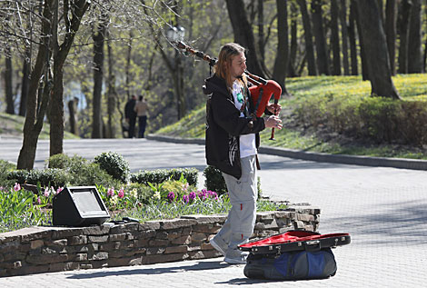 A street musician in Gomel park