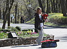 A street musician in Gomel park