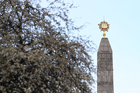 The obelisk is crowned by the image of the Order of Victory