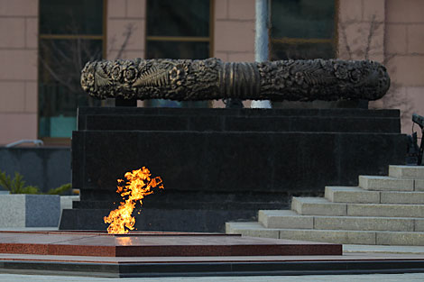 Bronze laurel wreaths on the sides of the obelisk symbolize four fronts (army units) that liberated the Republic of Belarus
