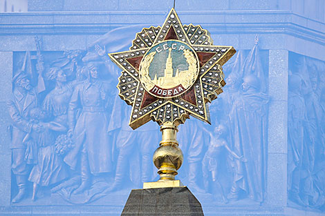 方尖碑纪念碑上刻有胜利勋章的图像