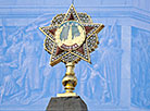 The obelisk is crowned by the image of the Order of Victory