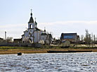 从斯波罗夫斯基湖水域的圣奥努夫雷教堂景色