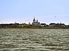 从斯波罗夫斯基湖水域的圣奥努夫雷教堂景色