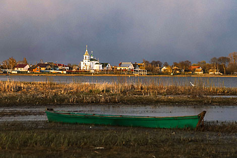 Spring evening on Sporovskoye Lake