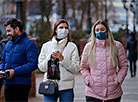 Minskers wearing face masks