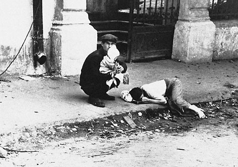 Мужчына і жанчына з дзіцем, якія бягуць з акупіраванага фашыстамі Мінска, 9 жніўня 1941 года. 