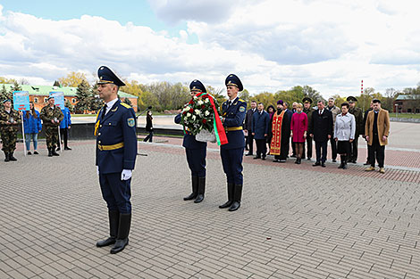 Wreath laying ceremony at the Courage monument