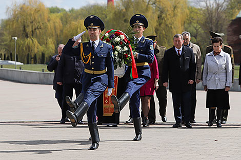 Wreath laying ceremony at the Courage monument