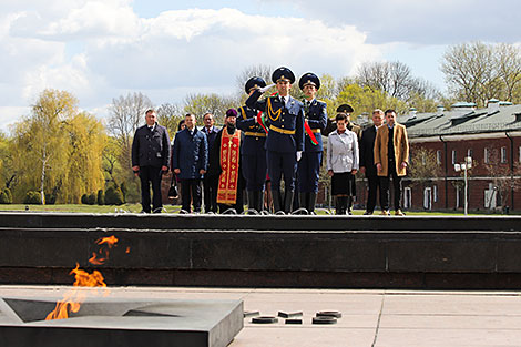 Wreath laying ceremony at the Courage monument