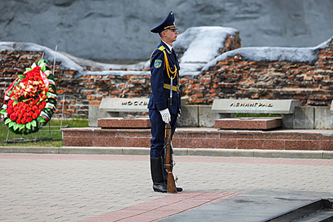 Wreath laying ceremony at the Courage monument