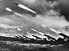Залпы реактивных установок БМ-13 ("Катюша") во время наступательной операции "Багратион". Июнь 1944 г.