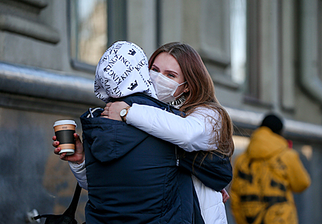 Minskers wearing face masks