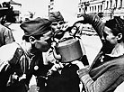 Mogilev residents give a drink of water to Soviet soldiers, 1944