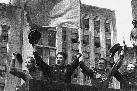 Воіны Чырвонай Арміі перад узніманнем сцяга каля Дома ўрада ў Мінску. 3 ліпеня 1944 года.