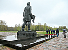 Belarusian media chiefs pay homage to war dead in Khatyn