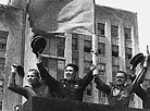 Воіны Чырвонай Арміі перад узніманнем сцяга каля Дома ўрада ў Мінску. 3 ліпеня 1944 года.