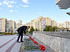 Dmitry Krutoi pay tribute at Minsk Hero City Memorial