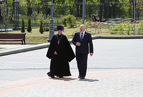 Aleksandr Lukashenko and the temple’s senior priest Fyodor Povny