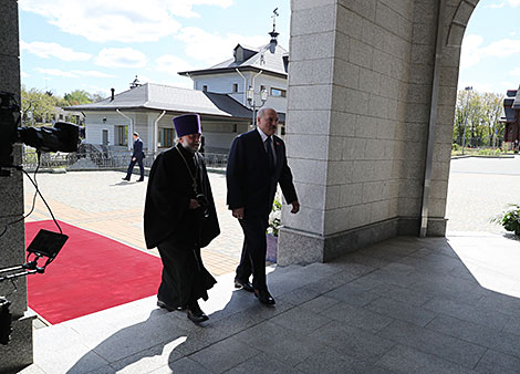 Аляксандр Лукашэнка і настаяцель храма Фёдар Поўны