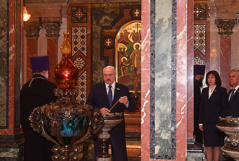 Aleksandr Lukashenko lit a candle in memory of the fallen warriors and innocent victims of the Great Patriotic War of 1941-1945