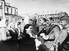 Vitebsk residents talk to Red Army soldiers, 1944 