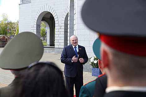 
Аляксандр Лукашэнка ў час размовы з удзельнікамі цырымоніі