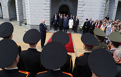 
Aleksandr Lukashenko talks with the participants of the ceremony