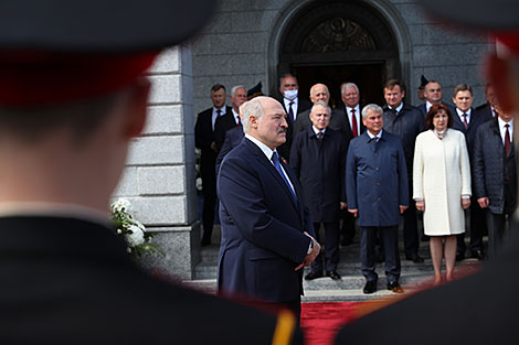 Аляксандр Лукашэнка ў час размовы з удзельнікамі цырымоніі