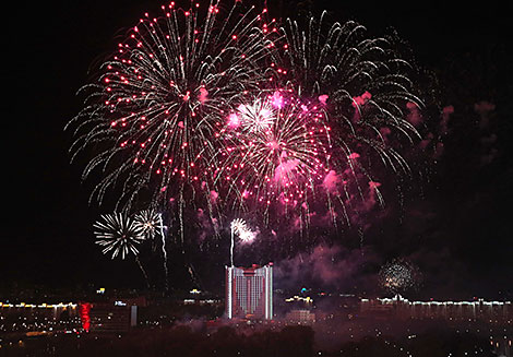 Fireworks light up Minsk skies on Victory Day