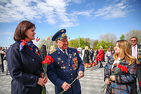 Flowers are laid at the Eternal Fire in Mogilev