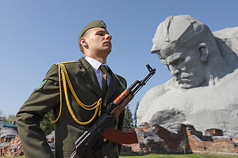 Цырымонія ўскладання вянкоў у Брэсцкай крэпасці