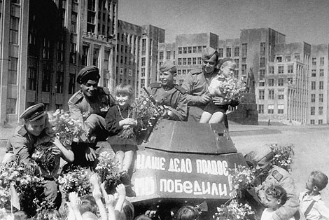 Greeting Soviet soldiers, Minsk, 1945 
