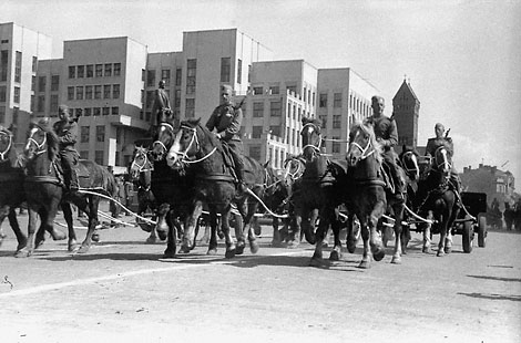 Artillerymen take part in the Minsk parade, 1 May 1946