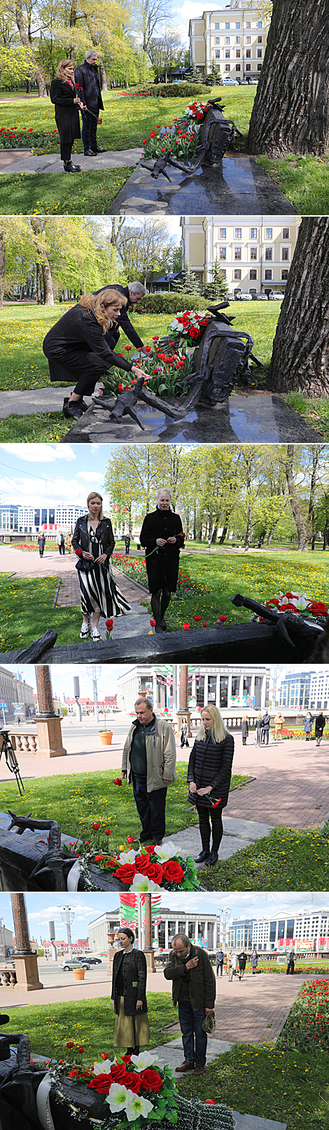 Kupala Theater staff lay flowers at war monument in Aleksandrovsky Park