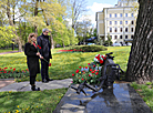 Kupala Theater staff lay flowers at war monument in Aleksandrovsky Park
