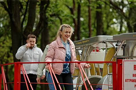 Першыя наведвальнікі атракцыёнаў у парку імя Горкага