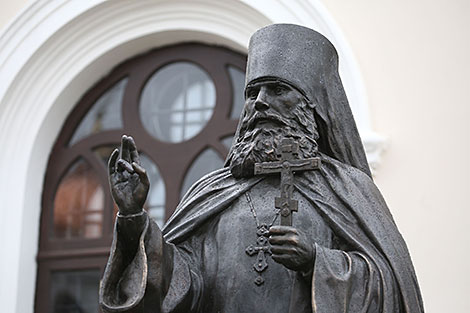Памятник преподобномученику Серафиму Жировичскому