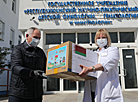 Совет Республики передал средства индивидуальной защиты РНПЦ детской онкологии