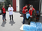 Гомельская областная организация БОКК доставила врачам трех больниц минеральную воду